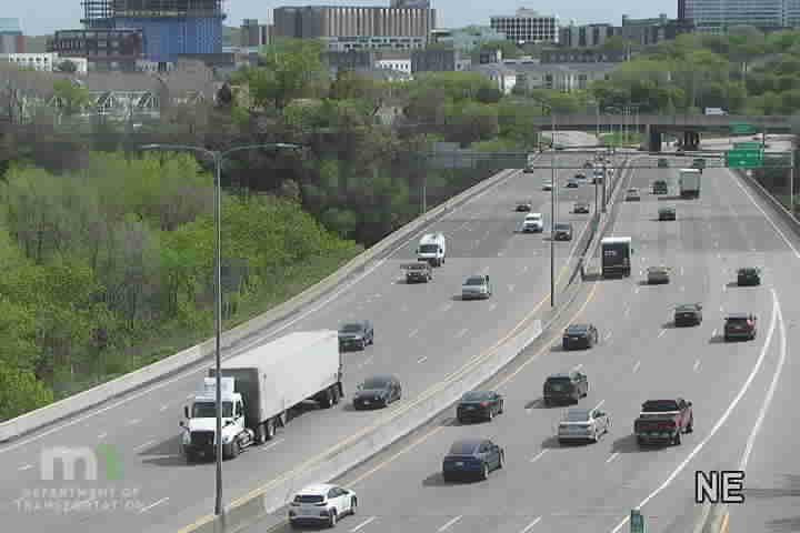 Traffic Cam I-94 EB at Riverside Ave Player