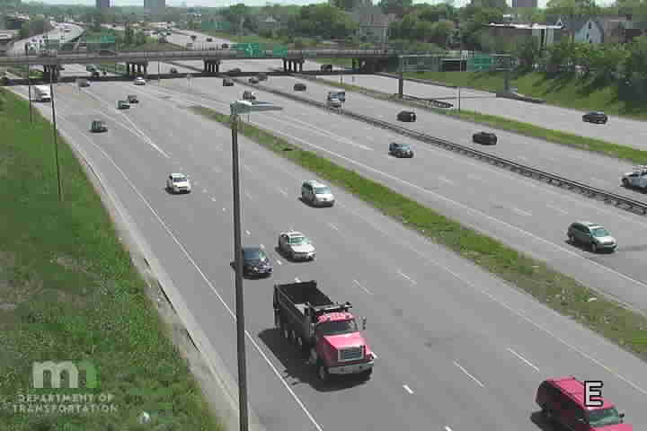 Traffic Cam I-35W SB at Chicago Ave Player