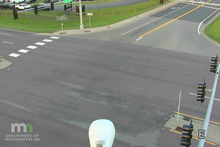 Traffic Cam US-61 SB at Cedar Ave Player