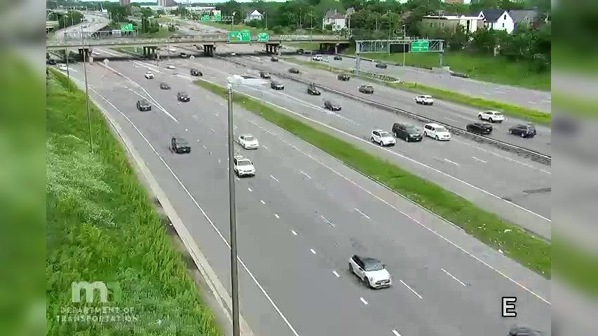 Traffic Cam Midtown Phillips: I-35W SB @ Chicago Ave Player