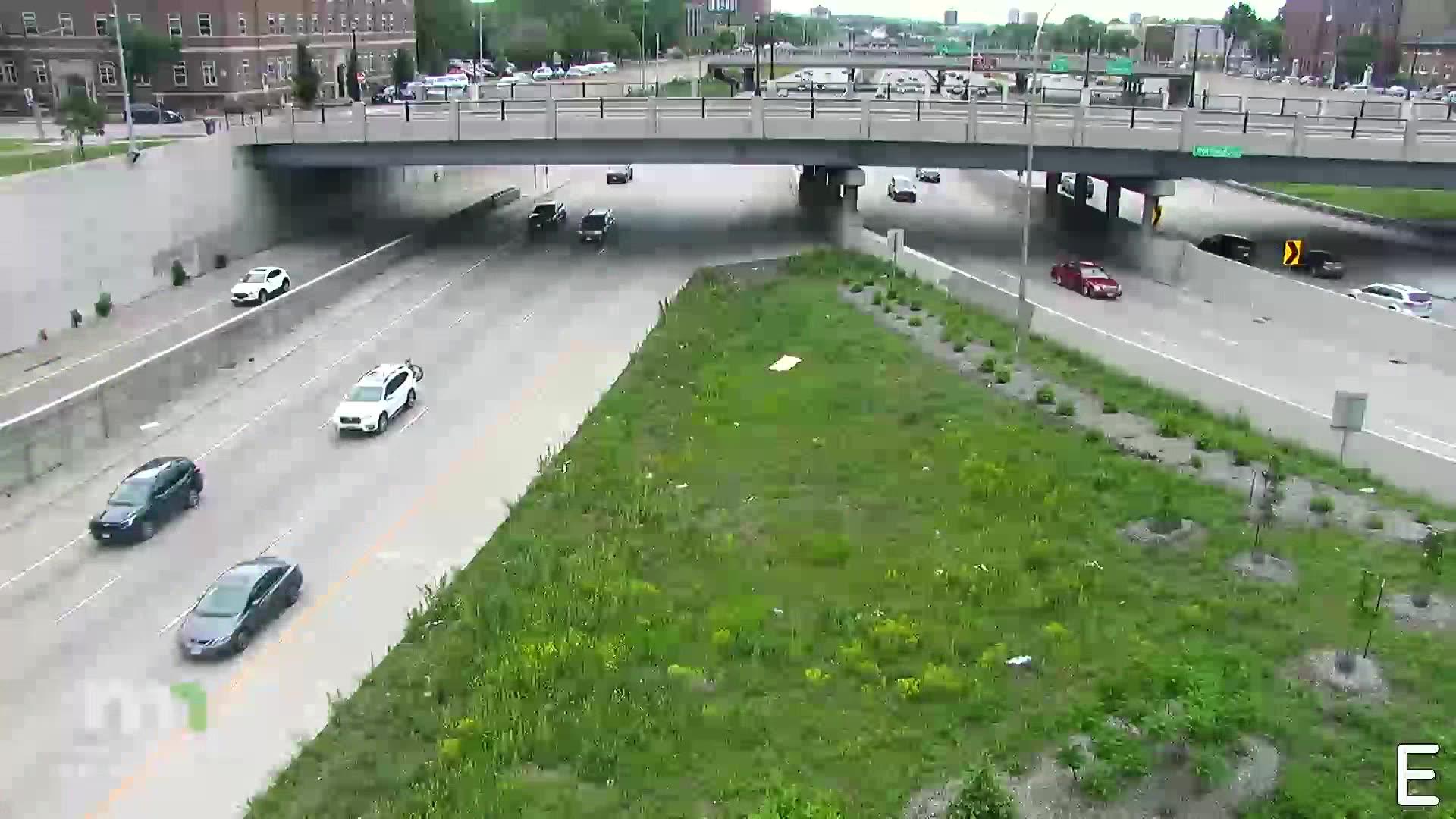 Traffic Cam Midtown Phillips: I-94 WB @ Portland Ave Player