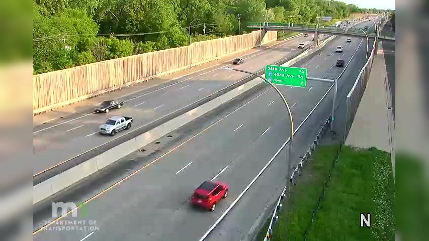 Traffic Cam Golden Valley: T.H.100 NB N of Duluth St Player