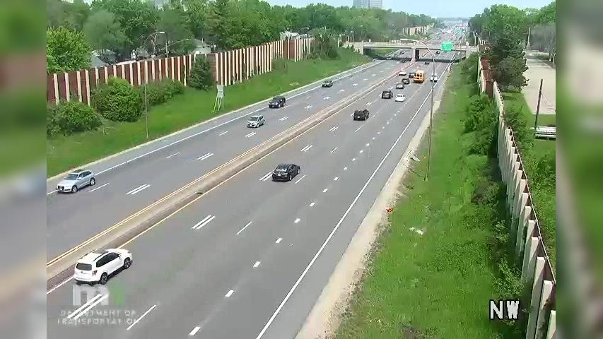 Traffic Cam Bloomington: I-35W NB S of 86th St Player