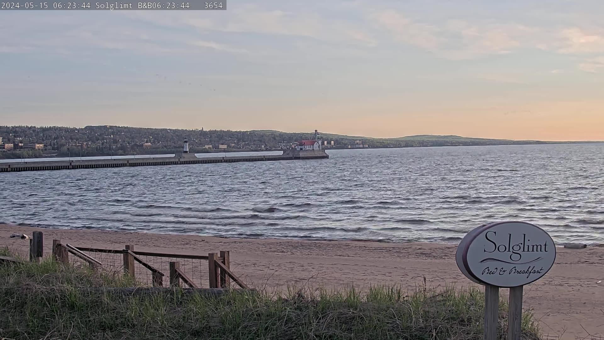 Traffic Cam Duluth: Lake Superior from Solglimt Player