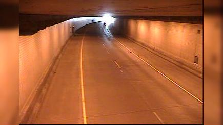 Traffic Cam Duluth: I-35 NB (Leif Ericson Tunnel) Player