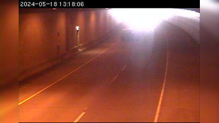 Traffic Cam Duluth: I-35 SB (Leif Ericson Tunnel) Player