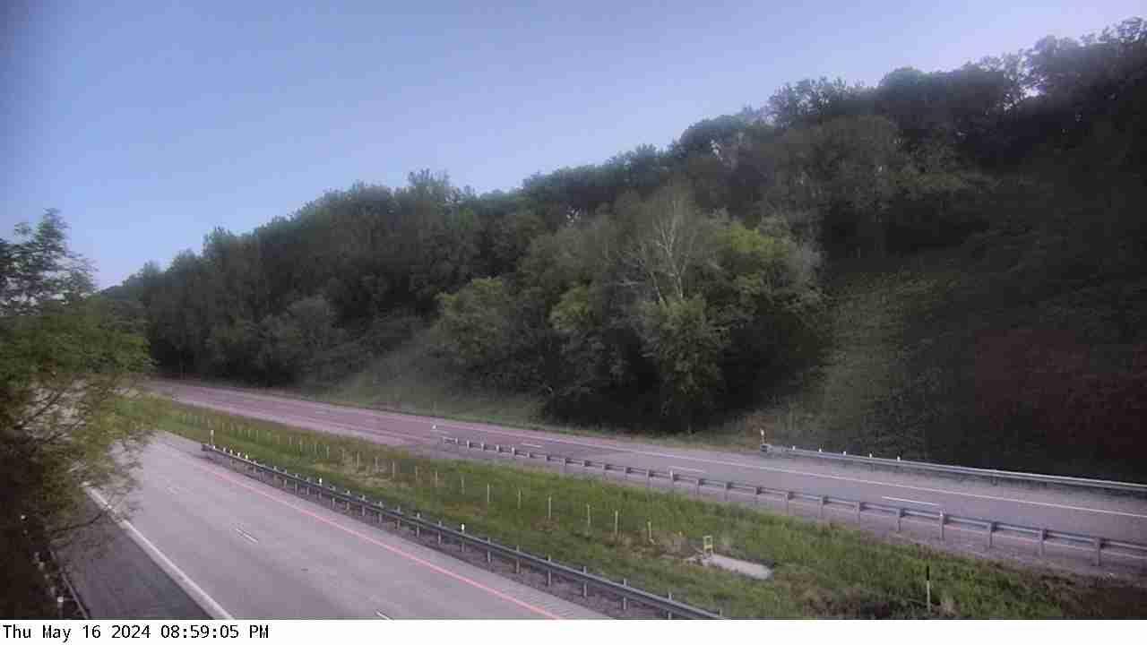 Traffic Cam Summit Mobile Home Park: US 169: U.S.169 (St. Peter - MP 69): U.S.169 (St. Peter - MP 69) View Player