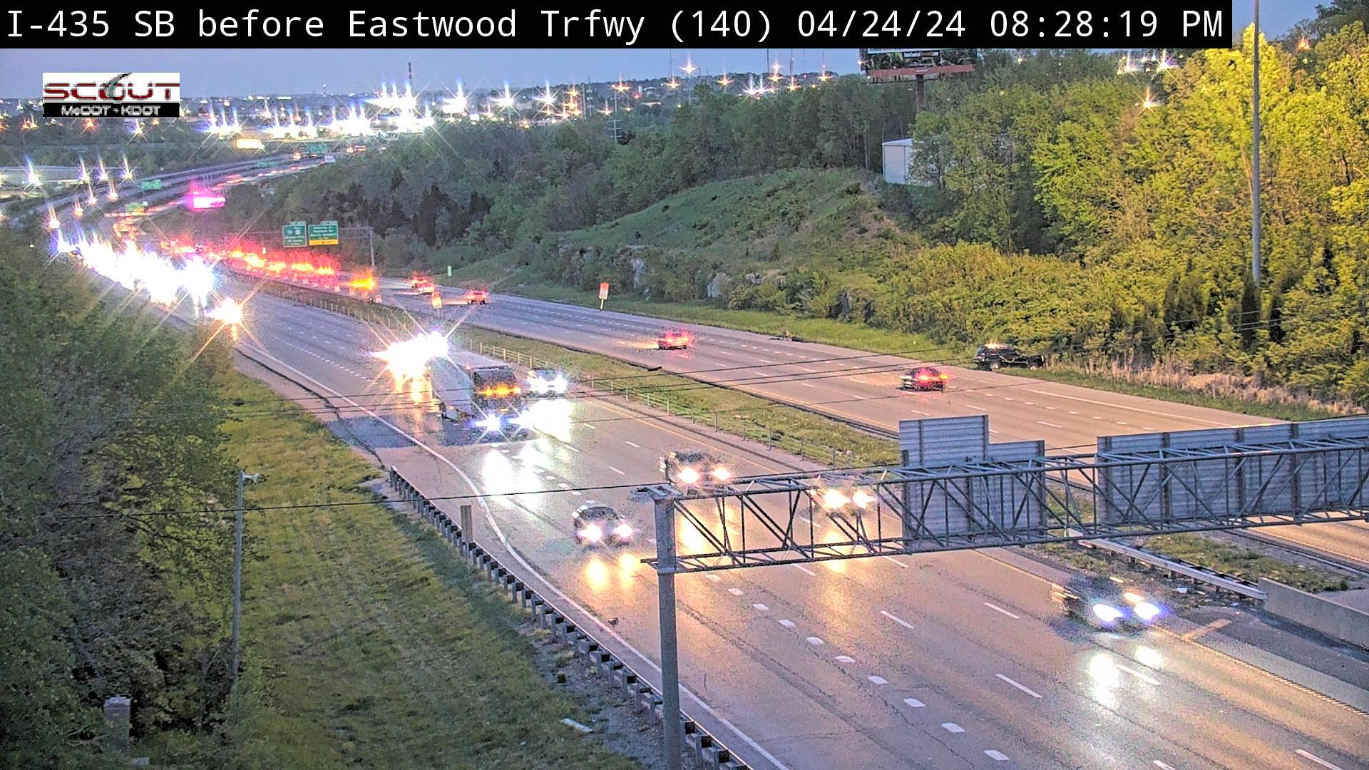 Traffic Cam Kansas City: I- S @ NORTH OF EASTWOOD Player