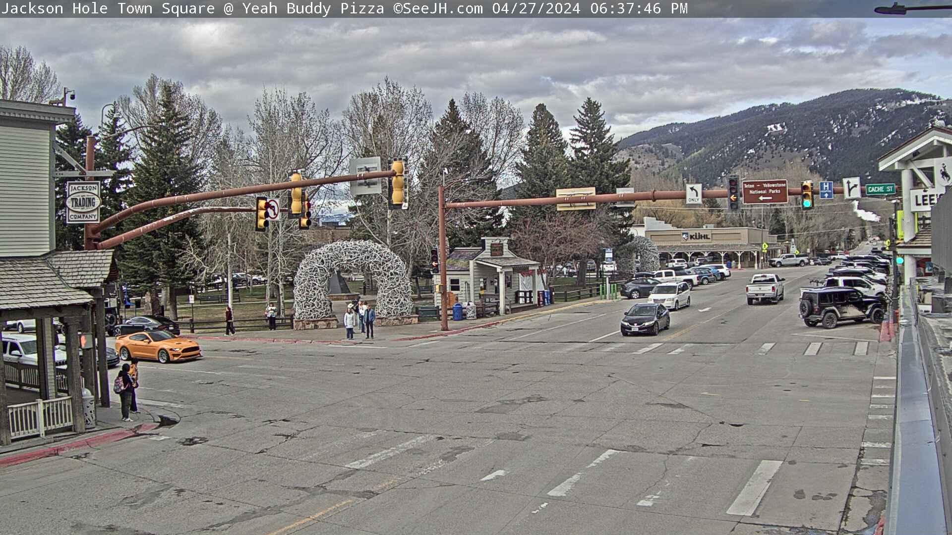 Traffic Cam Jackson: Town Square Broadway US 26 / US 89 Player