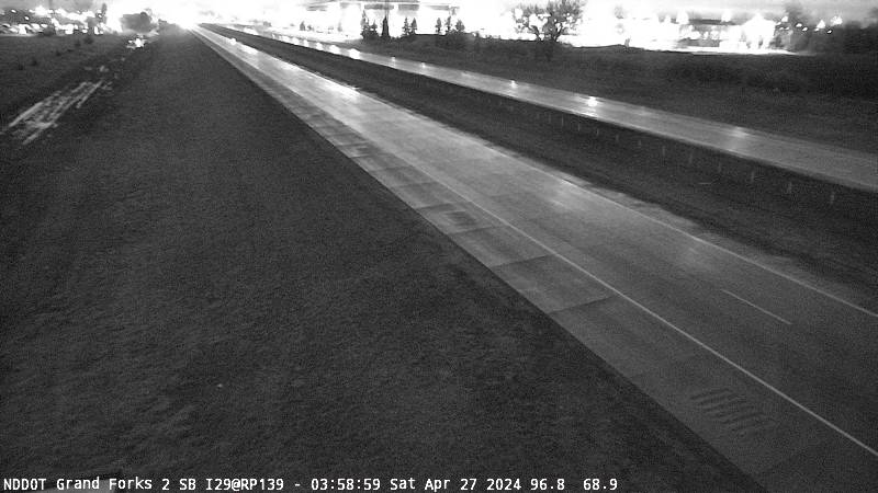 Traffic Cam I-29 S (MP: 139.180) Grand Forks South Bound - North Player