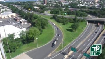 Traffic Cam Jersey City › North: MM 3.5 Hudson County Extension Interchange 14A - NJ-169/Bayonne Br (Bayonne) Player