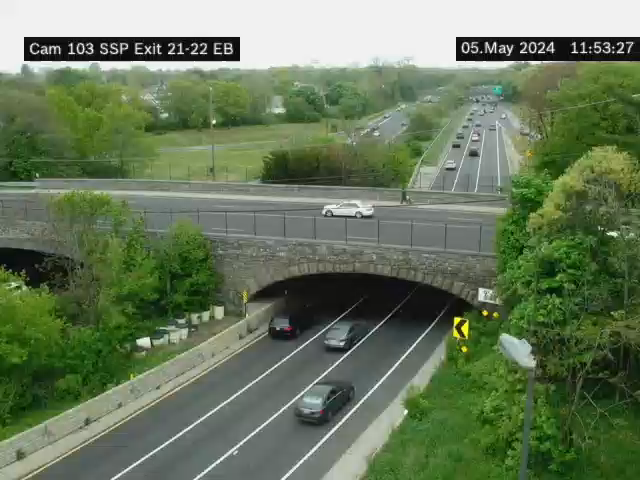 Traffic Cam SSP between Exit 21 (Nassau Rd.) and Exit 22 (MSP) - Westbound Player