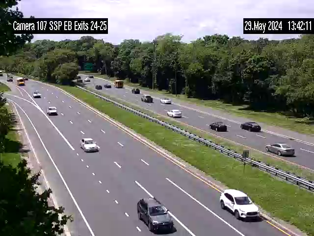 Traffic Cam SSP between Exit 24(Merrick Ave) and Exit 25 (NY 106) - Westbound Player