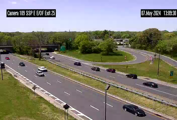 Traffic Cam SSP East of Exit 25 - NY 106 - Westbound Player