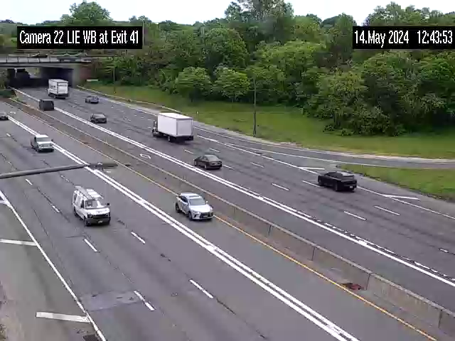 Traffic Cam I-495 West of NY 106/107 - Westbound Player