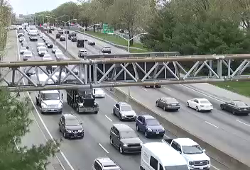 Traffic Cam I-495 at 172nd Street - Eastbound Player