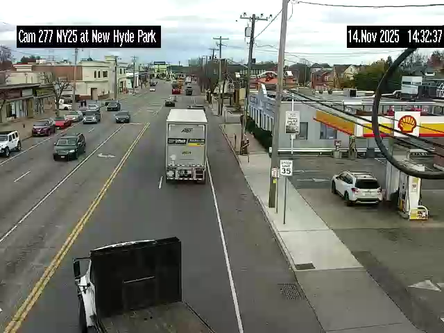 Traffic Cam NY 25 Eastbound at New Hyde Park Road Player