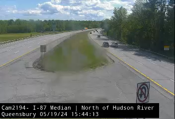 Traffic Cam I-87 Median - North of Hudson River Queensbury - Northbound Player