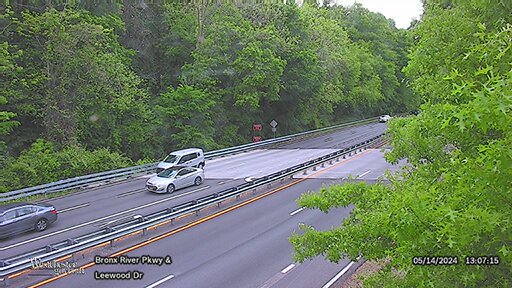 Traffic Cam Bronx River Parkway at Leewood Drive - Northbound Player