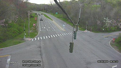 Traffic Cam Yonkers › South: Bronx River Parkway at Parkway Homes Rd Player