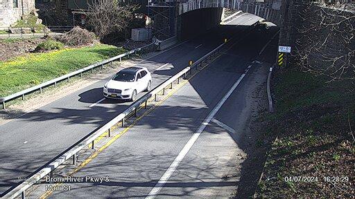 White Plains › South: Bronx River Parkway at Main Street Traffic Camera