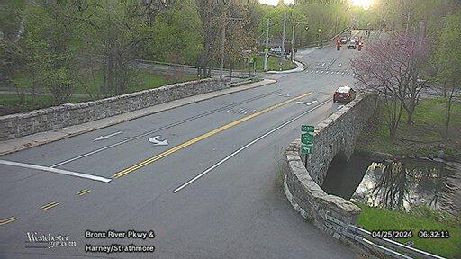 Traffic Cam Yonkers › South: Bronx River Parkway at Harney Road Player