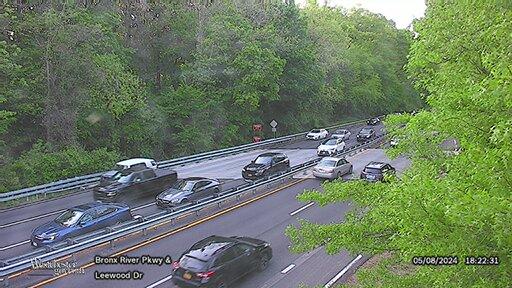 Traffic Cam Yonkers › North: Bronx River Parkway at Leewood Drive Player