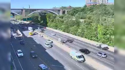 Traffic Cam New York › North: I-87 at West 175th Street Player