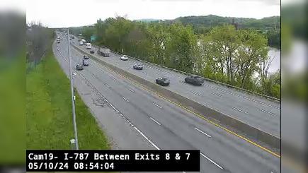 Traffic Cam City of Watervliet › South: I-787 SB Between Exits 8 & 7 (Watervliet Arsenal) Player