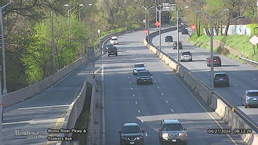 Traffic Cam Yonkers › North: Bronx River Parkway at - Avenue Player