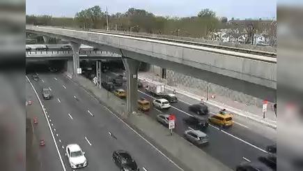 Traffic Cam New York › South: I-678 at Alwick Road Player