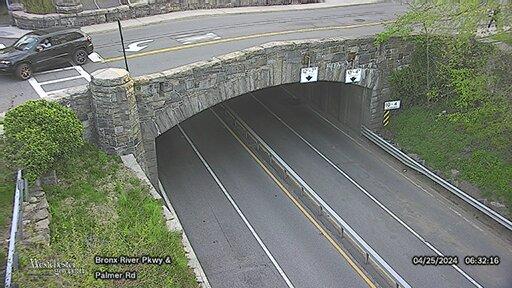 Traffic Cam Yonkers › South: Bronx River Parkway at Palmer Road Player