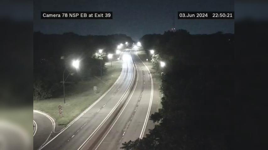 Traffic Cam Huntington › East: NSP East of Round Swamp Rd Player