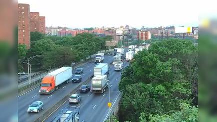 Traffic Cam New York › South: I-95 at Bronx River Parkway Player