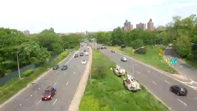 Traffic Cam The Bronx: Bronx River Parkway at Mace Avenue Player