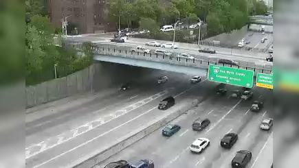 Traffic Cam Bellerose Terrace › South: I-678 at 82 Ave Player