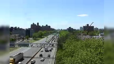 Traffic Cam New York › South: I-278 at Castle Hill Avenue Player