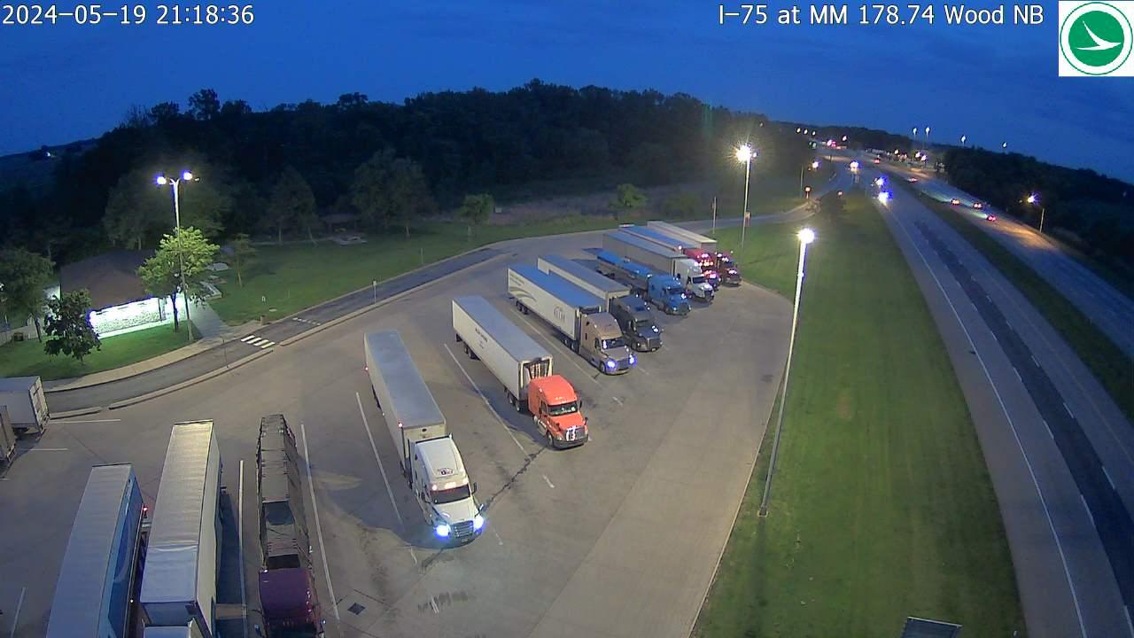 Traffic Cam Portage: I-75 NB Wood county rest area Player
