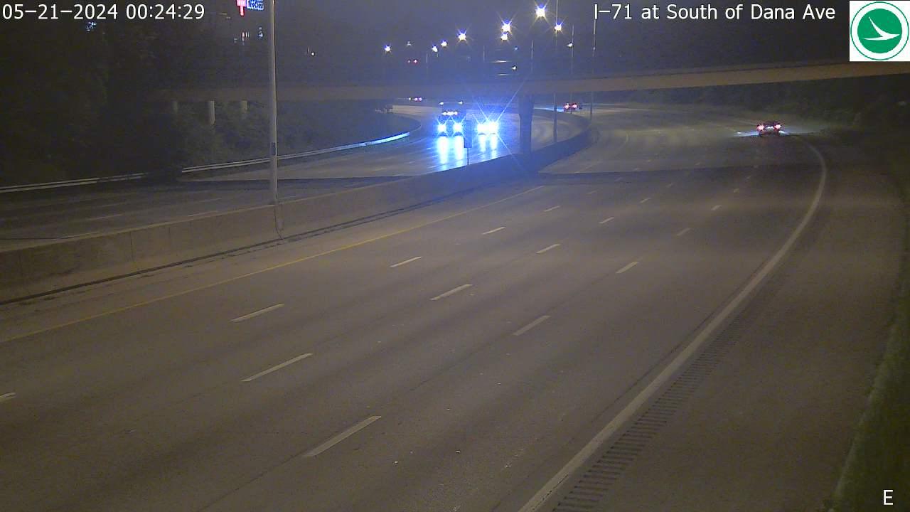 Traffic Cam Evanston: I-71 at South of Dana Ave Player