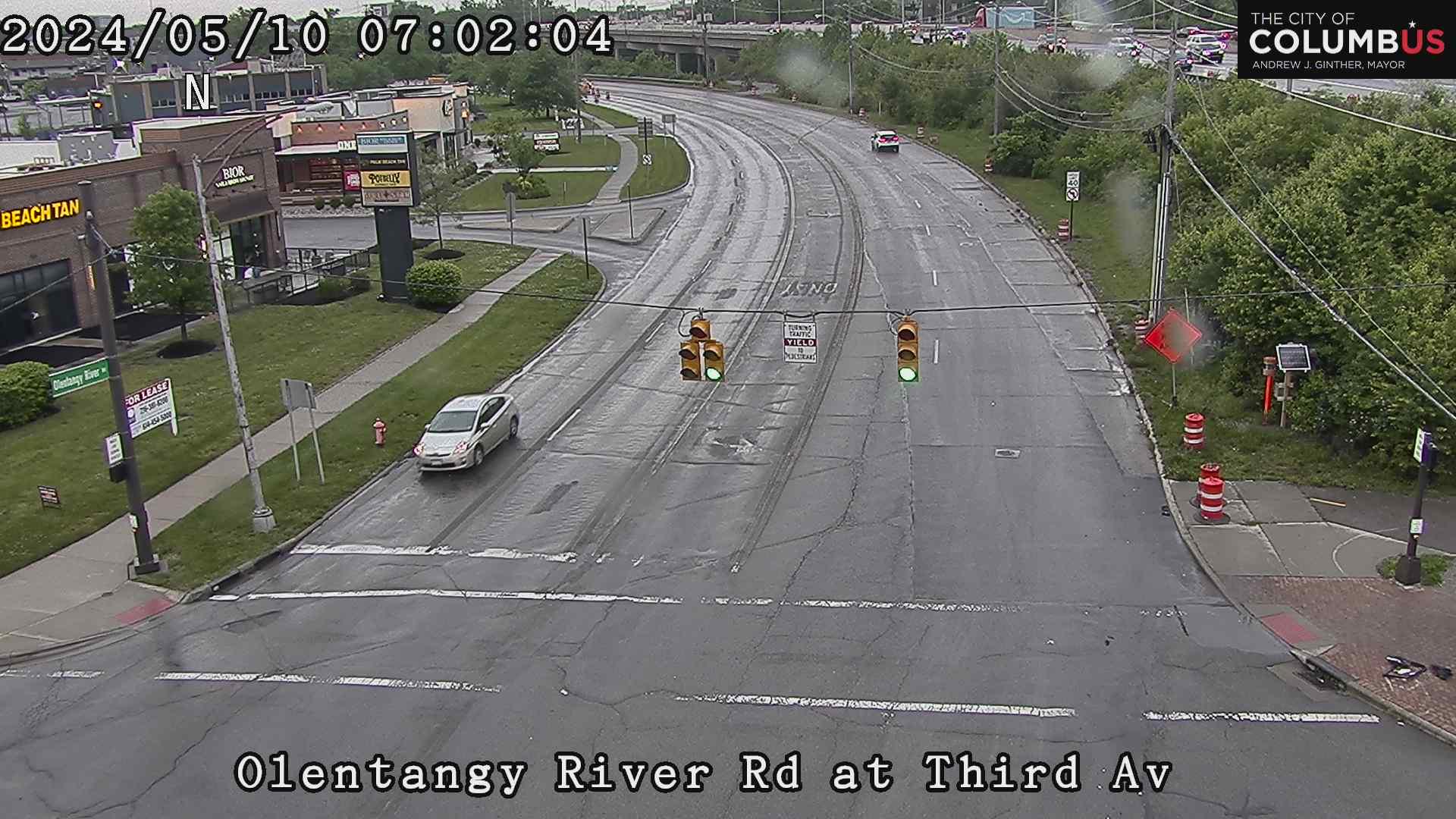 Traffic Cam Harrison West: City of Columbus) Olentangy River Rd at Third Ave Player
