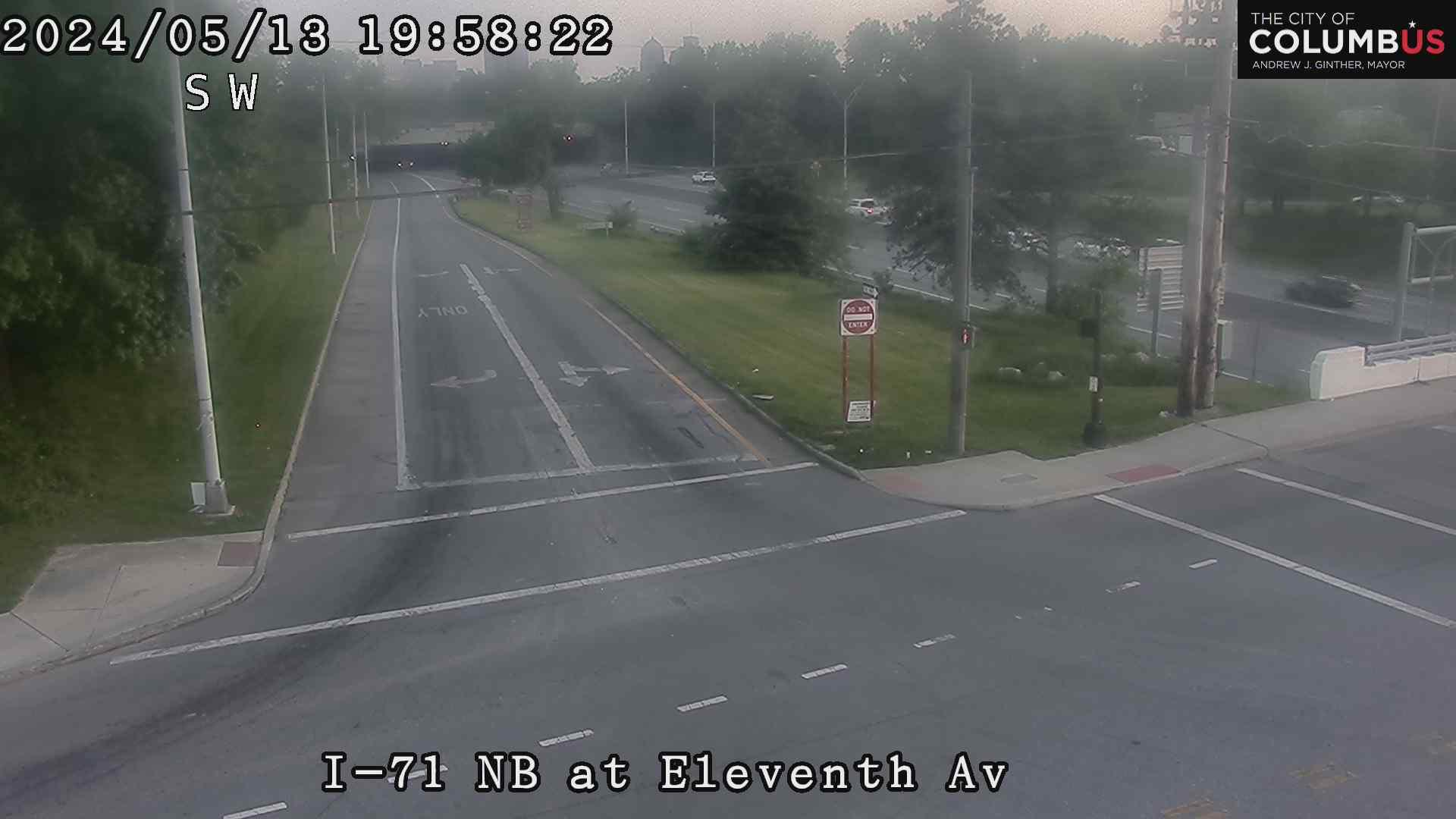 Traffic Cam Columbus: City of - I-71 NB ramp at 11th Ave Player