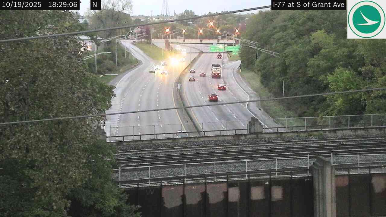 Traffic Cam Cuyahoga Heights: I-77 at S of Grant Ave Player