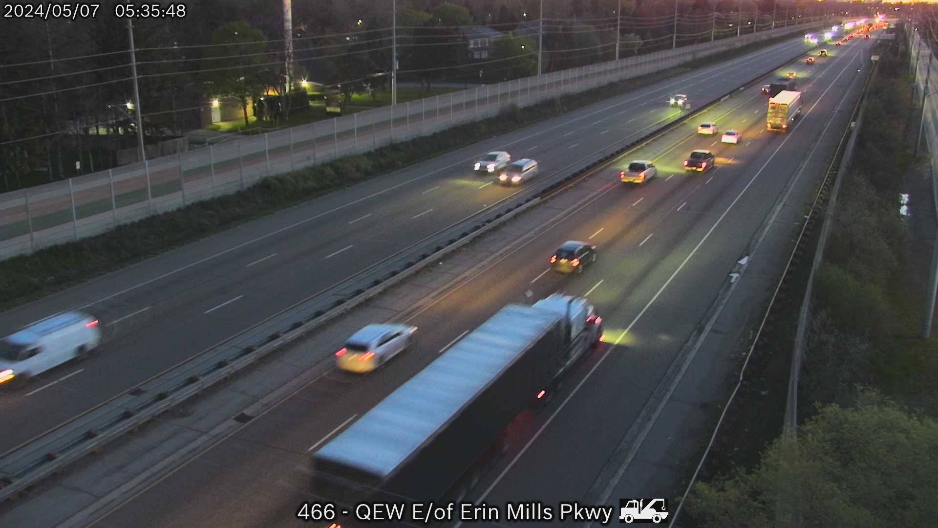 Traffic Cam QEW near Erin Mills Parkway and Mississauga Road Player