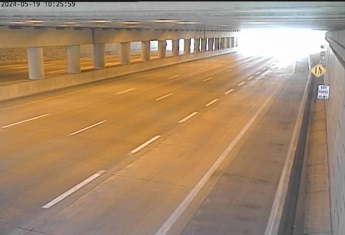 Traffic Cam 401 in Geraedts Tunnel East Portal Player