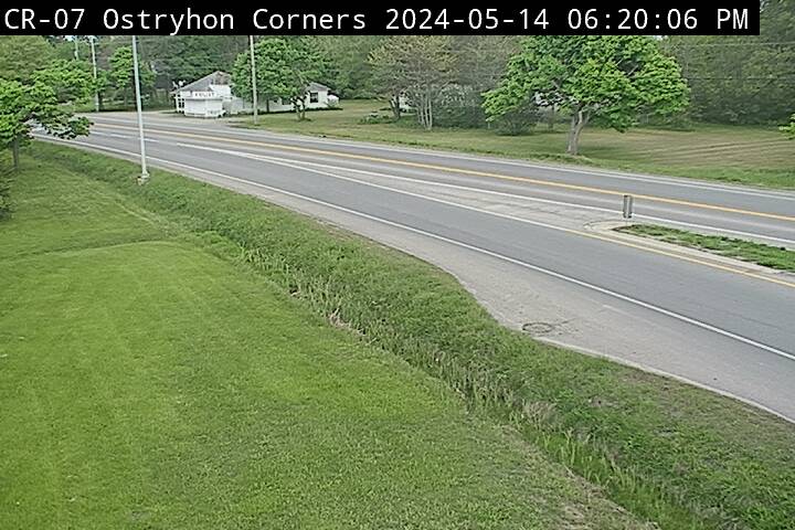 Traffic Cam Highway 3 near Ostryhon Corners - South Player