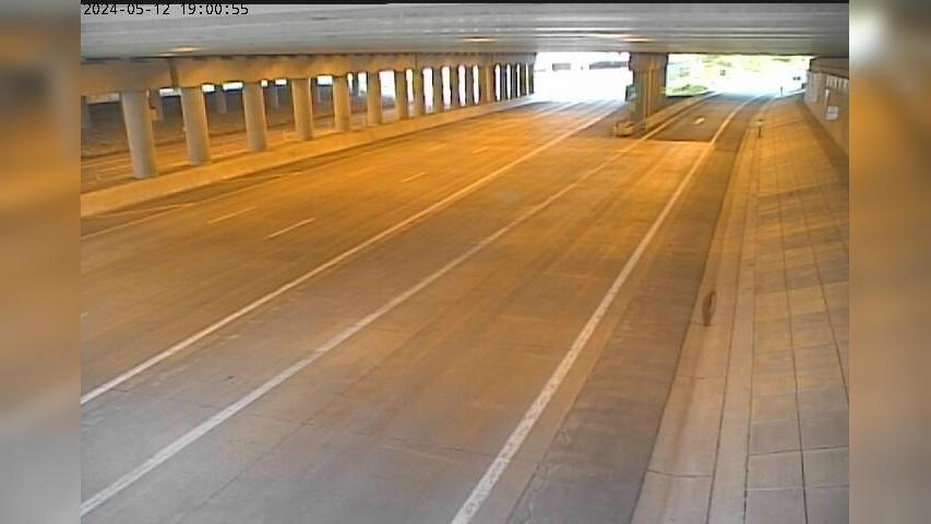 Traffic Cam Windsor: 401 in Oakwood Tunnel near Cabana Rd Player