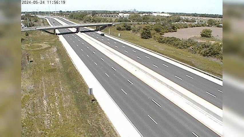 Traffic Cam Windsor: 401 Near 8th Concession Road Player