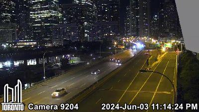 Traffic Cam Old Toronto: Gardiner Expwy near Rees St Player