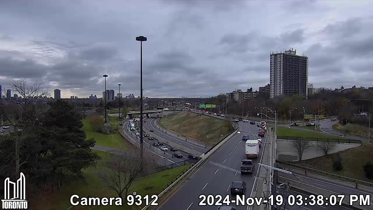 Traffic Cam Old Toronto: Lake Shore W near British Columbia Rd Player