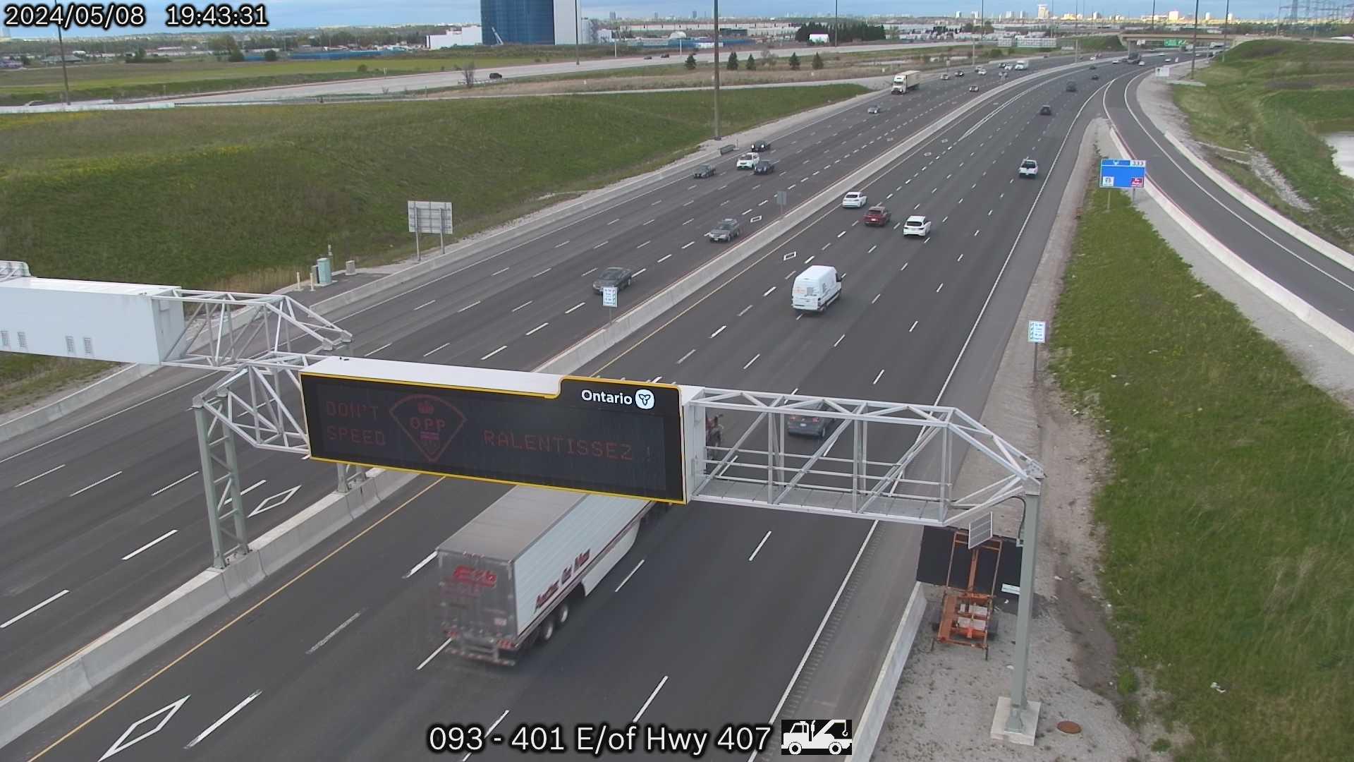 Scarborough: Highway 401 near Rouge River Traffic Camera